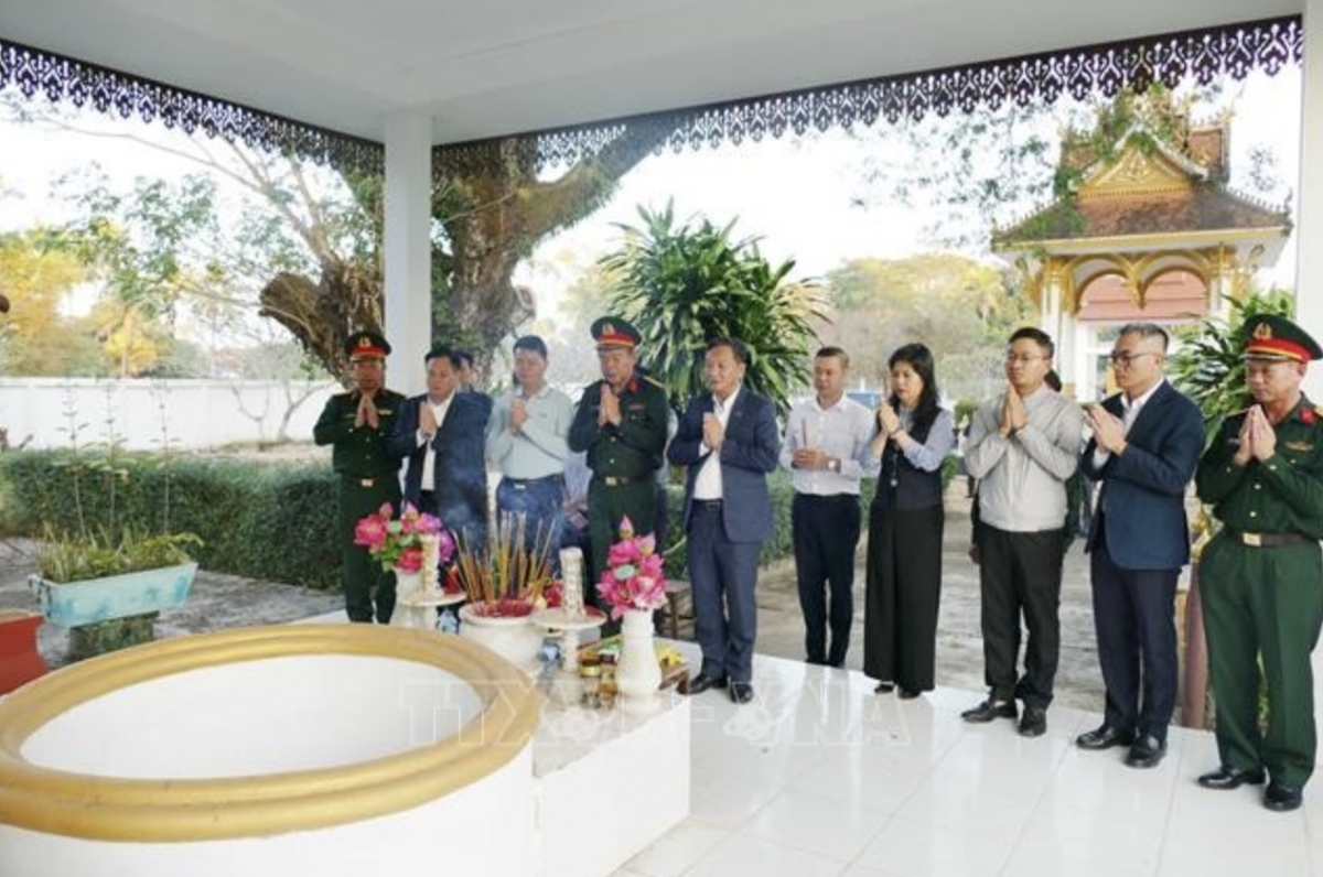 Vietnamese Embassy in Laos pays tribute to fallen combatants